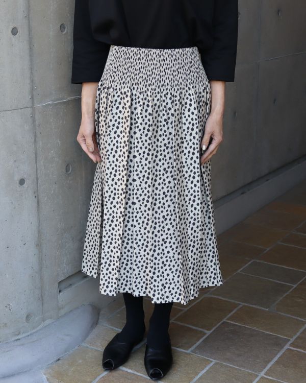 繊細な織り柄としなやかな生地感が伝わる米沢織ジャカードスカートのディテール しわを気にせず上品に過ごしたい方への一枚