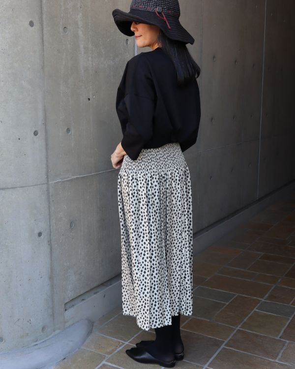 後ろ姿も美しく決まる米沢織ジャカードスカートのスタイル 軽やかで動きやすい装いを楽しみたい大人の女性に