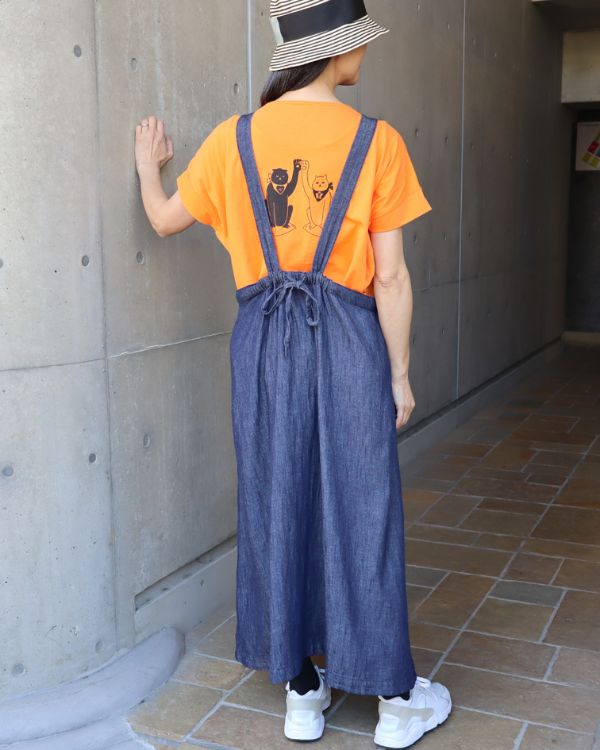 背中に招き猫プリントがさりげなく見える2wayTシャツとジャンパースカートの後ろ姿 全身コーデ 大人が楽しめる控えめな遊び心 40代女性におすすめ
