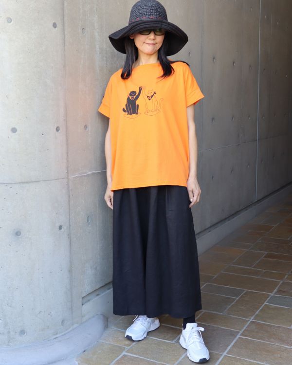 招き猫プリントを前にして着た2wayTシャツとワイドパンツのコーデ 全身正面スタイル 一枚で主役になる着こなし 40代女性におすすめの大人カジュアル