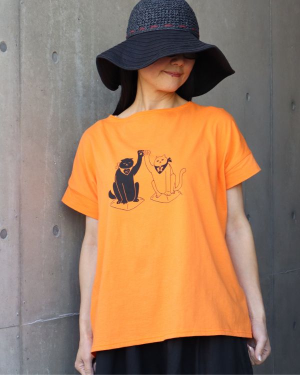 フロントに招き猫プリントが映える2wayTシャツの上半身コーデ ワイドパンツ合わせでシンプルに楽しめる大人可愛いスタイル 自分用にもギフトにもおすすめ
