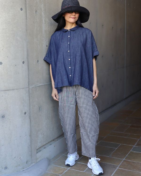 ちび衿ワイドシャツにチェック柄エッグパンツを合わせた大人ナチュラルコーデで日常のおしゃれを楽しみたい女性におすすめ