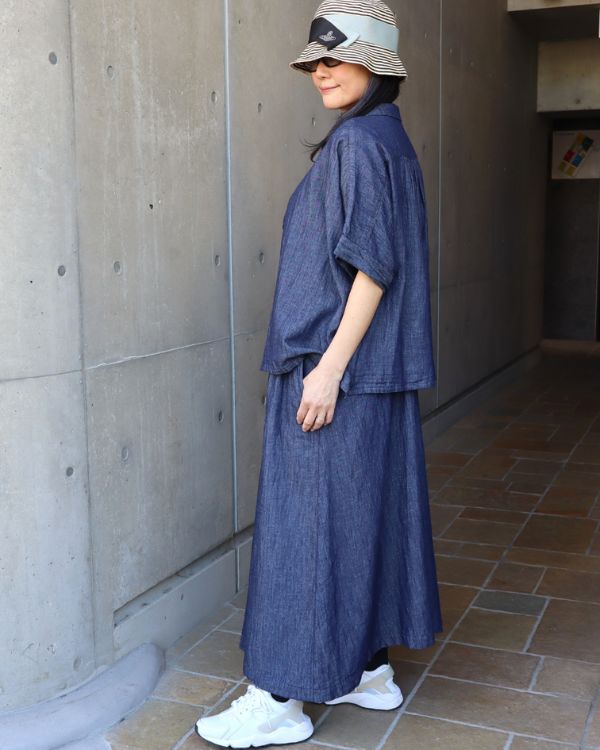 ちび衿ワイドシャツとジャンスカのシルエットがわかる横向きスタイルでやわらかな雰囲気のコーデを楽しみたい幅広い年代の女性におすすめ