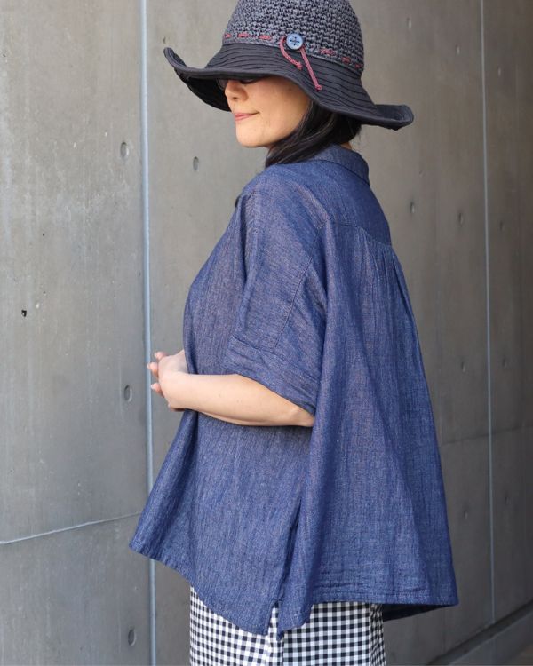 ちび衿ワイドシャツの背中のタックややわらかなシルエットが伝わる上半身スタイルで長く愛用できる一枚を探している方におすすめ