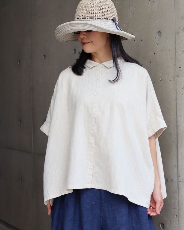 ちび衿ワイドシャツの色違い紹介、やわらかなシルエットが伝わる上半身スタイルで長く愛用できる一枚を探している方におすすめ。