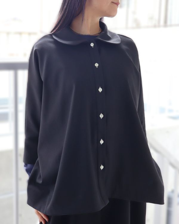 大人の装いに馴染むHMOUNTのジャケットを正面から捉えた上半身スタイル 幅広い年齢の方に似合い奥様への贈り物にもご自身へのご褒美にもおすすめ