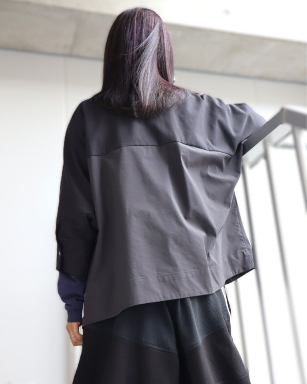 背中のシルエットが印象的なHMOUNTジャケットの後ろ姿 上品で静かな存在感があり年代を問わず楽しめて贈り物にも選ばれる一着