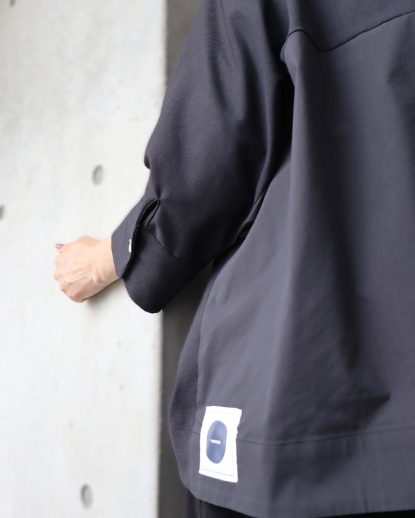 HMOUNTロゴがさりげなく映えるジャケット裾のディテール写真 細部まで美しい仕上がりで大人の方へのギフトや自分への特別な一着に