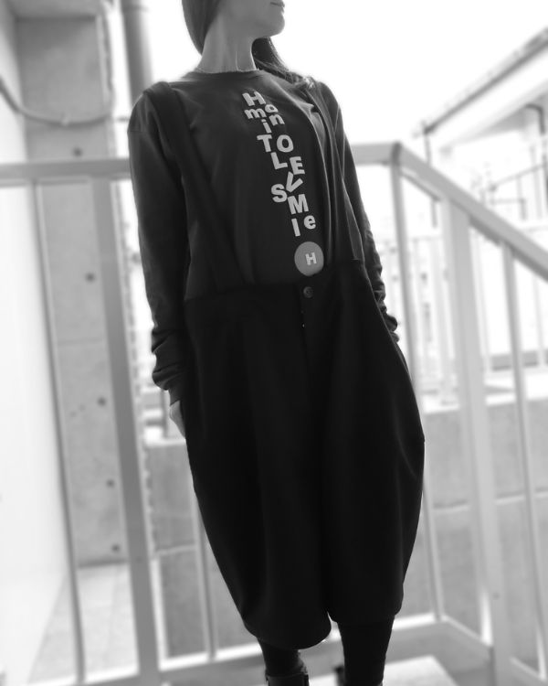 ユニセックスTシャツとニットパンツを合わせた大人カジュアルコーデ正面全身 幅広い年代に心地よく馴染み奥様への贈り物や自分へのご褒美にも最適