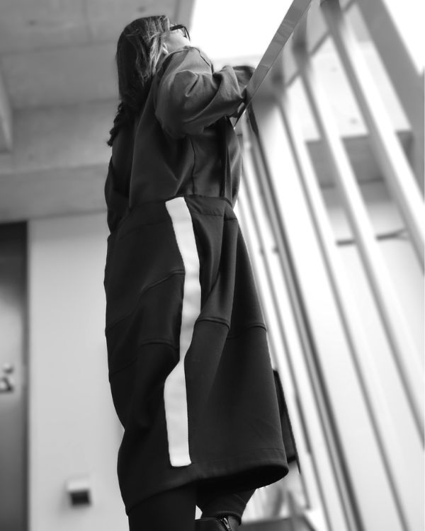 ニットパンツのサイドテープがアクセントになる横向きディテール写真 さりげない個性が光り年齢を問わず楽しめて贈り物にも喜ばれるデザイン