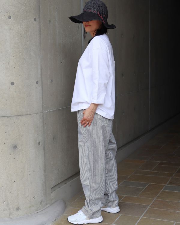 白の7分袖プルオーバーとヒッコリーパンツを横から撮影した写真。名古屋覚王山コッピアーナの着回し提案。
