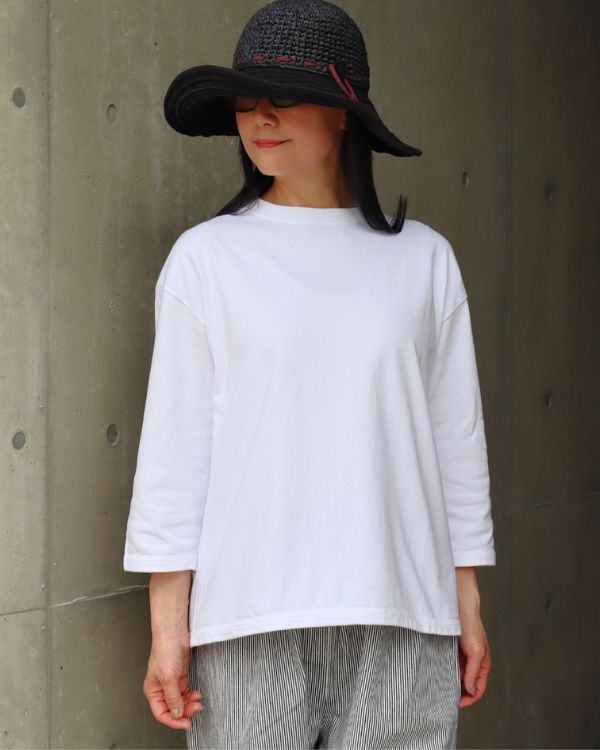 名古屋覚王山のセレクトショップ コッピアーナで販売するアーミーコットン度詰天竺7分袖プルオーバーの素材感が伝わる上半身写真。