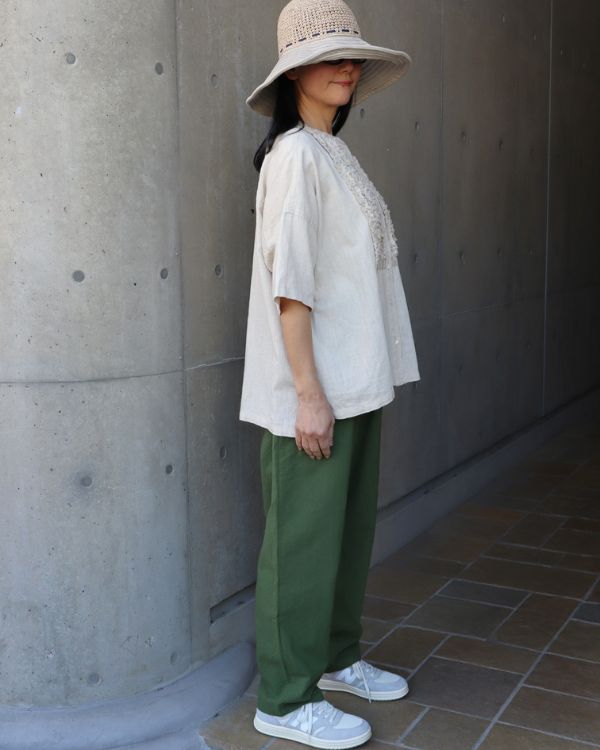 フリンジブラウスとコージーパンツのシルエットがわかる横向きスタイルでリラックスした着心地を求める女性におすすめ