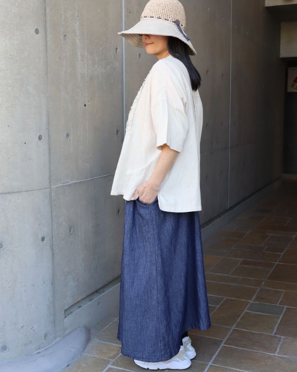 フリンジブラウスとジャンスカを合わせた後ろ姿のコーディネートで自然体のおしゃれを楽しみたい女性におすすめ