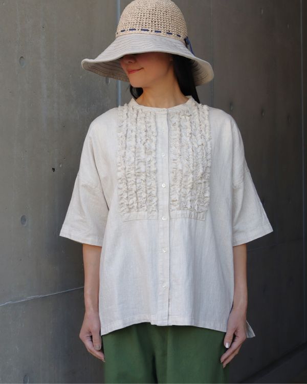 フリンジブラウスのやわらかな素材感と顔まわりの印象が伝わる上半身スタイルで大人ナチュラルコーデを楽しむ女性におすすめ