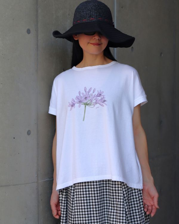 アガパンサスの花プリントが胸元を彩る花暦プリントミナミシャツの上半身コーデ 名古屋覚王山コッピアーナおすすめの初夏スタイル