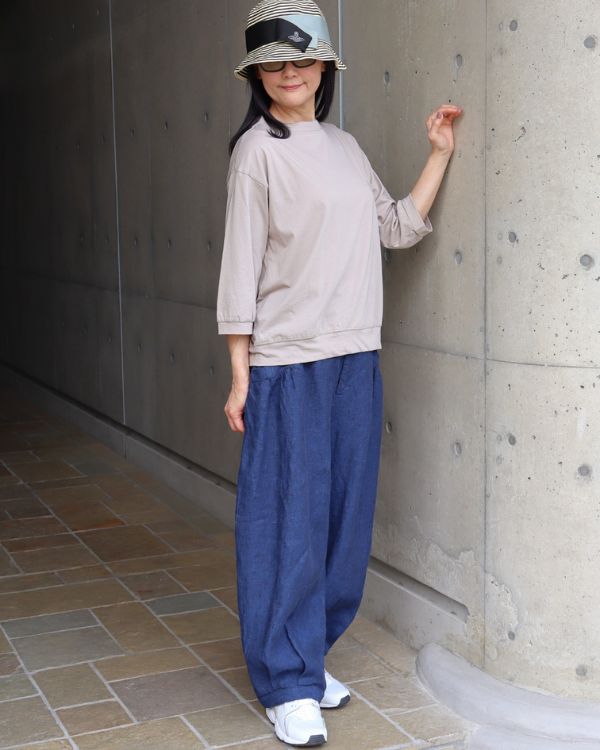 グレイッシュカラーの7分袖Tシャツにインディゴのギャザーポケットタックパンツを合わせた名古屋覚王山コッピアーナの大人カジュアルコーデ写真。