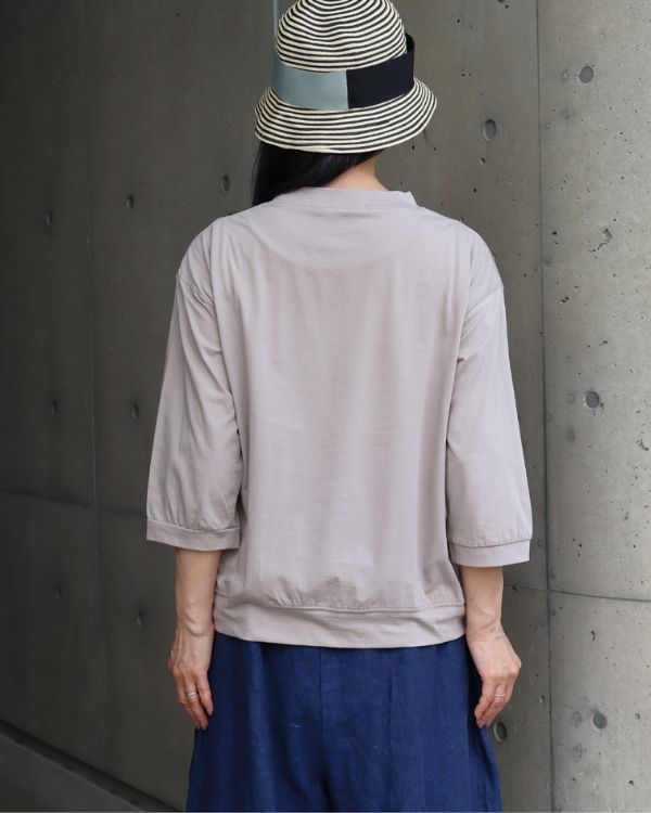 グレイッシュカラーの7分袖Tシャツ後ろ向き上半身写真。なめらかな素材感とバックデザインがわかる名古屋覚王山コッピアーナの商品紹介画像です。