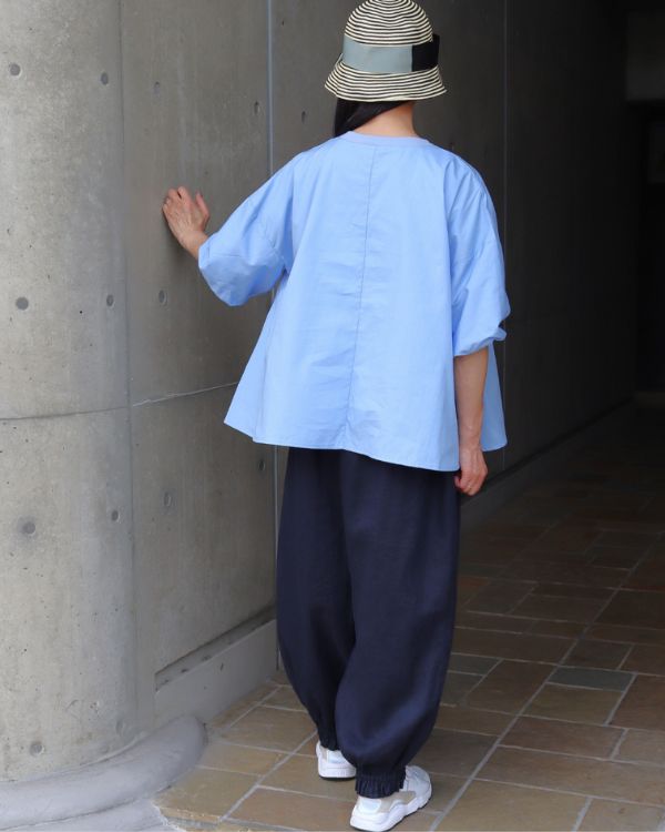 名古屋覚王山のコッピアーナが提案するブルーバルーンスリーブシャツとネイビー裾ゴムパンツの後ろ姿全身コーデで軽やかな動きと抜け感が伝わる贈り物にもおすすめ