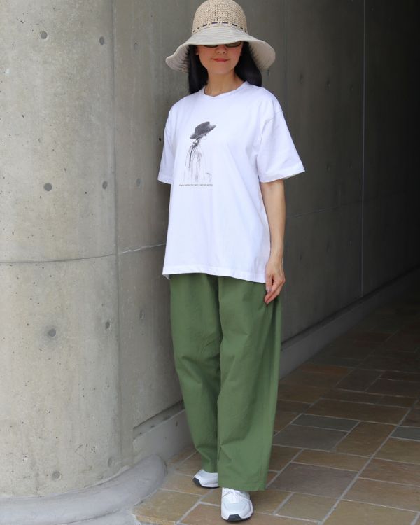 名古屋 覚王山 コッピアーナ オフホワイトのフォトTシャツとオリーブのノッポパンツを合わせた大人ナチュラルな夏コーデ 全身正面スタイル