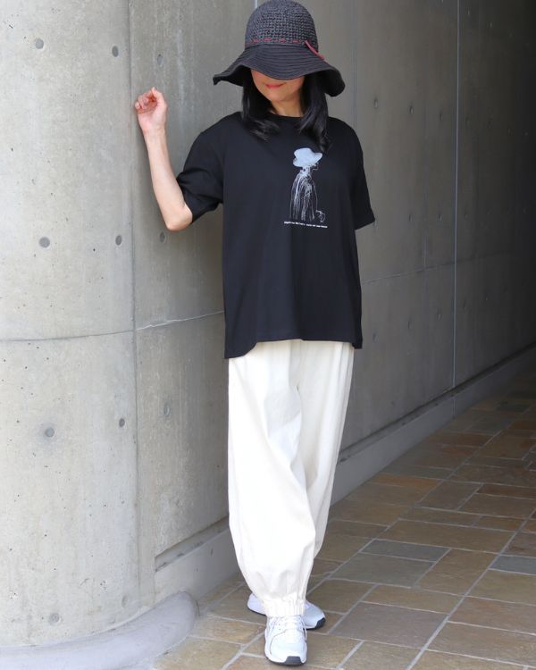 名古屋 覚王山 コッピアーナ ブラックのフォトTシャツとキナリのムラデニムポップパンツを合わせた大人カジュアルな夏コーデ 全身正面