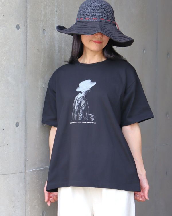 名古屋 覚王山 コッピアーナ コットンジャージーフォトTシャツの上半身スタイル モノトーンプリントが映える大人の夏トップス