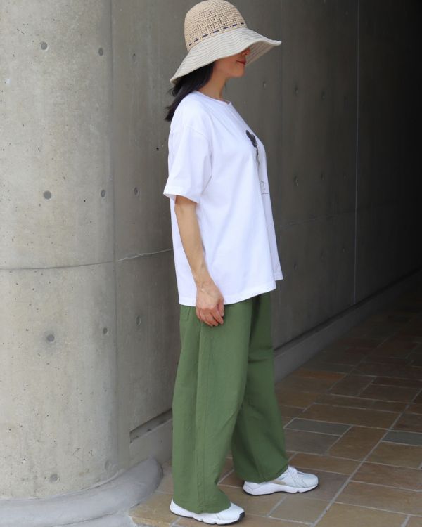 名古屋 覚王山 コッピアーナ ワイドシルエットのノッポパンツとフォトTシャツの横から見たスタイル 体型カバーも叶う夏コーデ