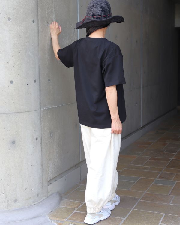 名古屋 覚王山 コッピアーナ フォトTシャツとワイドパンツの後ろ姿スタイル 抜け感のある大人カジュアルな夏コーデ