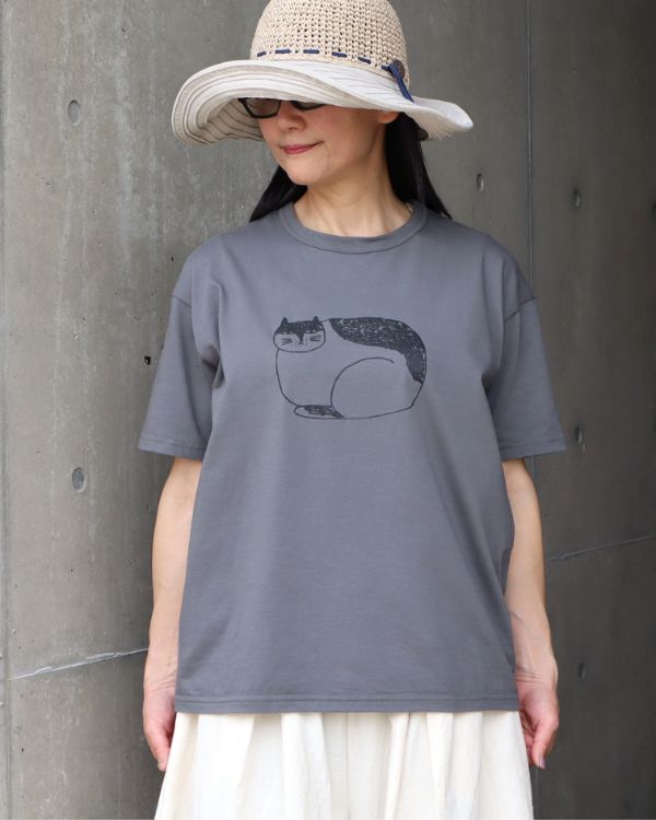 カーキグレーのemoemoコラボ猫Tシャツ上半身写真。手描きの猫プリントデザインがわかる名古屋覚王山コッピアーナの商品画像です。