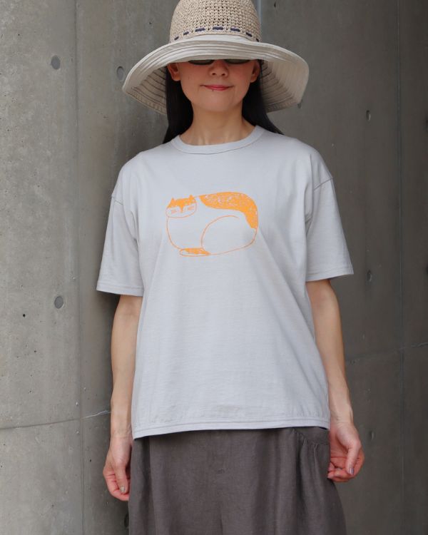 ライトグレーの猫プリントTシャツ上半身写真。大人カジュアルになじむ猫デザインが伝わる名古屋覚王山コッピアーナの商品紹介画像です。