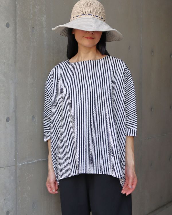名古屋覚王山コッピアーナのブラックオフストライプリップルブラウス上半身正面写真で柄でも落ち着いて見えるデザインとすっきりした首元がわかる大人女性におすすめで贈り物にも最適