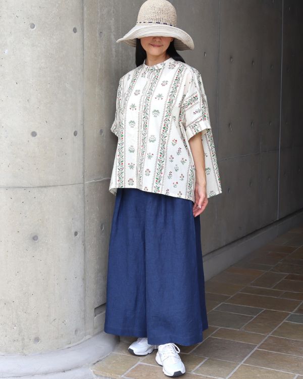 名古屋覚王山のセレクトショップ コッピアーナ。ボタニカルプリントちび衿ワイドシャツ ナチュラルとインディゴリネンパンツの全身コーディネート。
