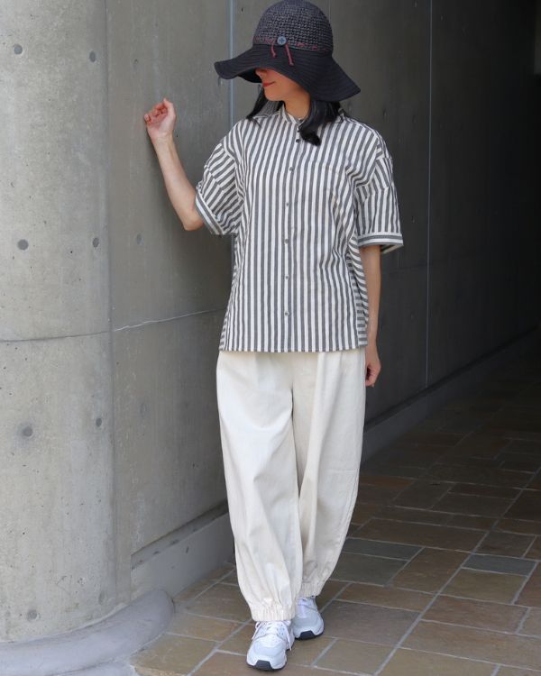 名古屋 覚王山 コッピアーナ ブラックの太ストライプ切替ワイドシャツとキナリのムラデニムポップパンツを合わせた大人カジュアルな夏コーデ 全身正面 動きのあるスタイル