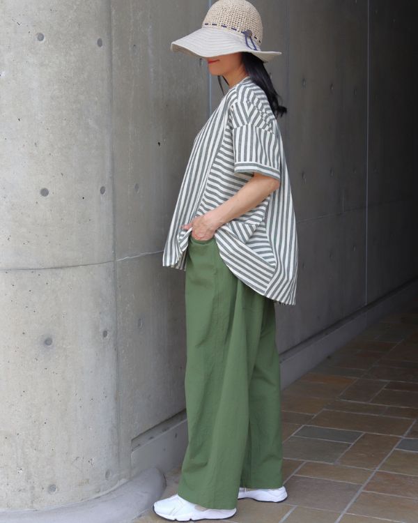 名古屋 覚王山 コッピアーナ グリーンの太ストライプワイドシャツとノッポパンツの横から見たスタイル ゆったりシルエットで体型カバーできる夏コーデ