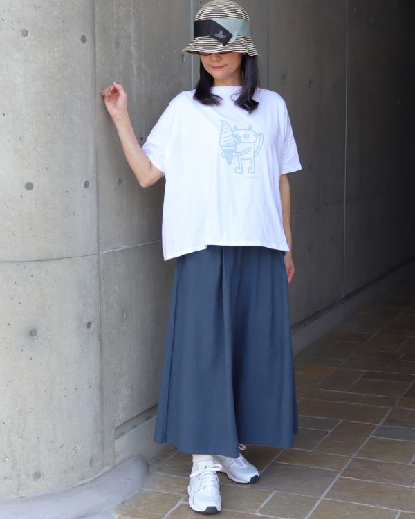 名古屋覚王山のセレクトショップコッピアーナが提案するねこTシャツコーデ 白地にブループリントのワイドTシャツにダークブルーのペンギンパンツを合わせた大人カジュアルスタイル 幅広い年代の方におすすめです