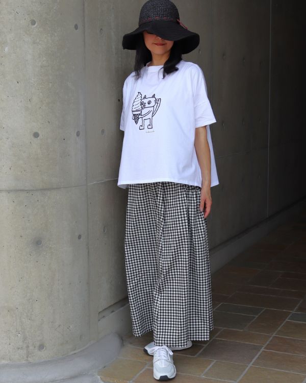 名古屋覚王山コッピアーナのねこプリントTシャツ着こなし 白地にブラックプリントTシャツとチェック柄ギャザースカートの大人カジュアルコーデ 春夏におすすめの軽やかなスタイルです