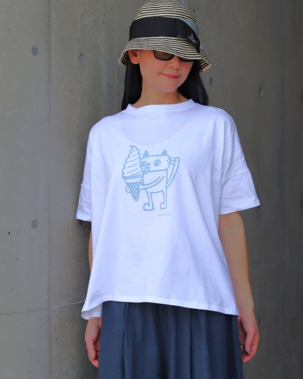 コットン素材のねこプリントTシャツ上半身スタイル ソフトクリームとねこのイラストが特徴の大人カジュアルTシャツ 覚王山コッピアーナの人気アイテムです