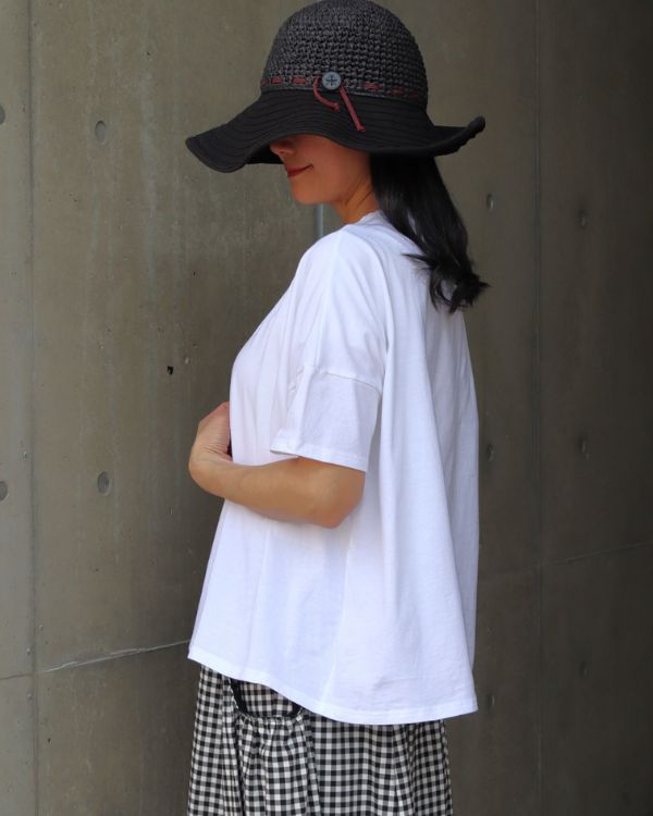 ねこプリントワイドTシャツのシルエットを斜め後ろから見たスタイル ゆったりとした身幅と自然な抜け感が魅力のコットンTシャツ 名古屋覚王山コッピアーナの提案する大人カジュアルコーデです