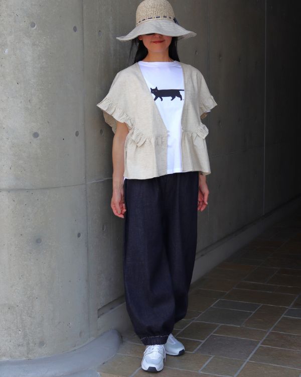 黒猫イラストTシャツとムラデニムポップパンツを合わせたラッフルブラウスコーデ 覚王山のセレクトショップ コッピアーナ提案の大人ナチュラルスタイル
