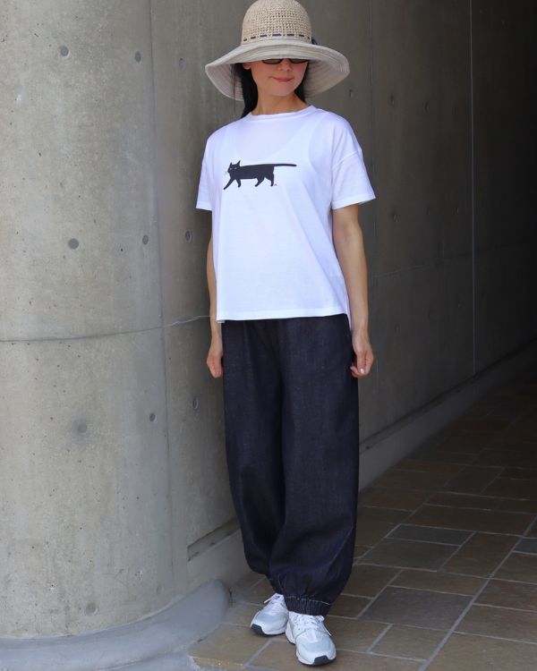 名古屋 覚王山のセレクトショップ コッピアーナが提案する 白のナチュラルソフト天竺くろねこシャツとインディゴのムラデニムポップパンツを合わせた大人ナチュラルな夏コーデ