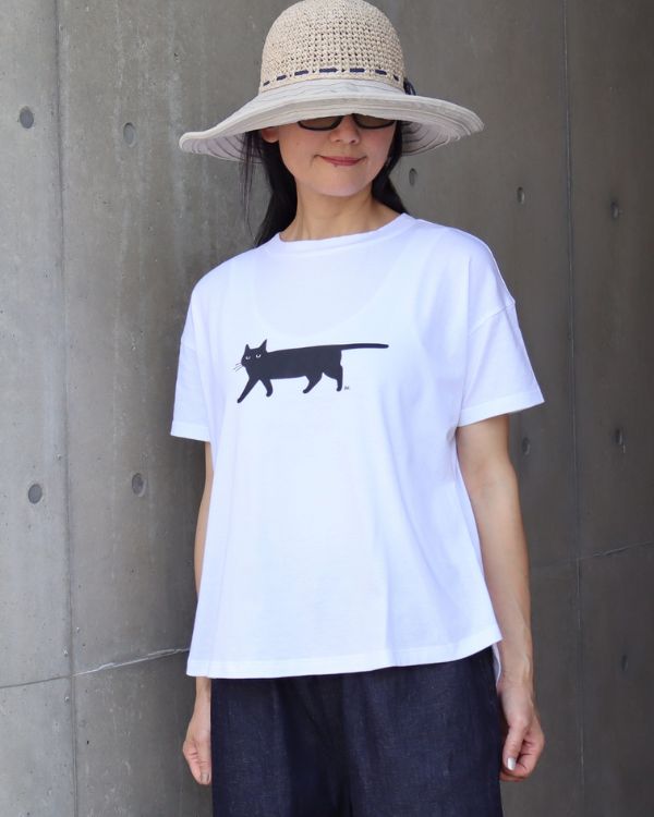 名古屋 覚王山 コッピアーナで紹介する ナチュラルソフト天竺くろねこシャツの上半身スタイル 大人可愛い猫プリントとやわらかな天竺素材が魅力の夏トップス