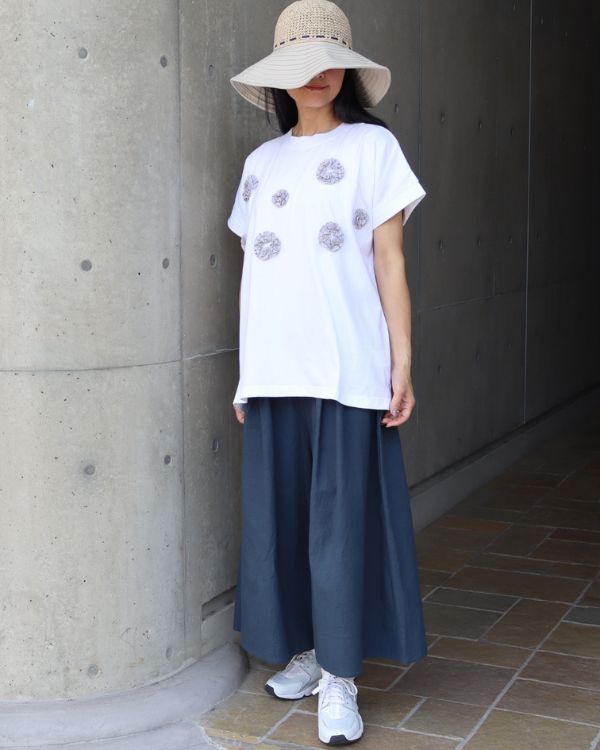 名古屋覚王山のセレクトショップコッピアーナが提案するフリルTシャツコーデ オフホワイトのコットン100Tシャツにダークブルーのペンギンパンツを合わせた大人カジュアルスタイル 幅広い年代の方におすすめでご自身へのご褒美や贈り物にも人気です