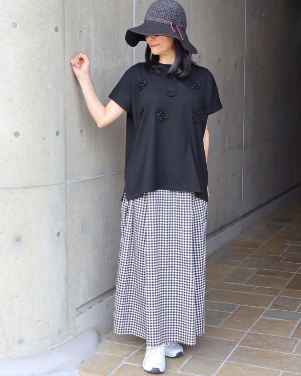 名古屋覚王山のセレクトショップコッピアーナのフリルTシャツ着こなし ブラックのフリルTシャツにチェック柄ギャザースカートを合わせた春夏の大人カジュアルコーデ 幅広い年代の方に似合い日常使いにもおすすめです