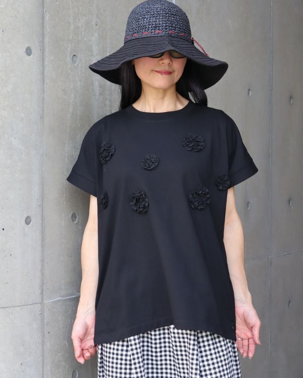 コットン100素材のフリルドットTシャツ上半身スタイル ドット調ギャザーデザインがさりげない華やかさを演出する大人カジュアルTシャツ 覚王山コッピアーナの人気アイテムで贈り物にもおすすめです