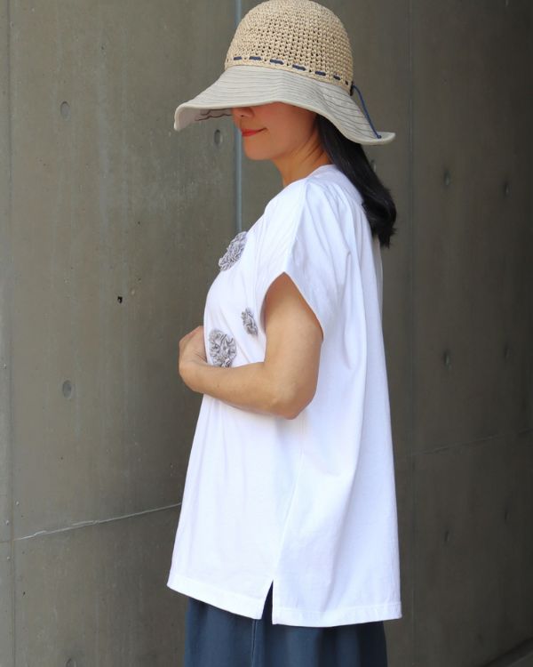 フリルTシャツの横から見たシルエット コットン素材のやわらかな着心地とスリット入りデザインで抜け感のある大人カジュアルコーデに 名古屋覚王山コッピアーナが提案する日常に寄り添う一枚です