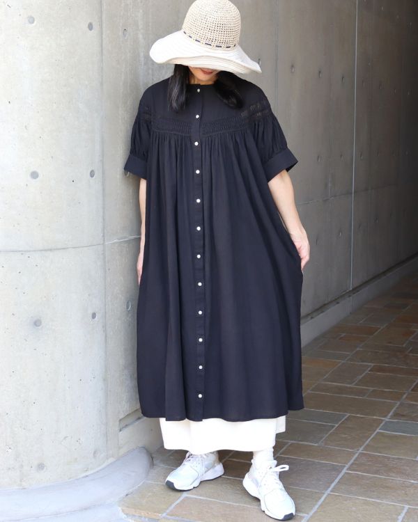 名古屋 覚王山のセレクトショップ コッピアーナが提案する 黒のハシゴレース切り替えワンピースとキナリのムラデニムエッグスカートを合わせた軽やかな夏のレイヤードコーデ