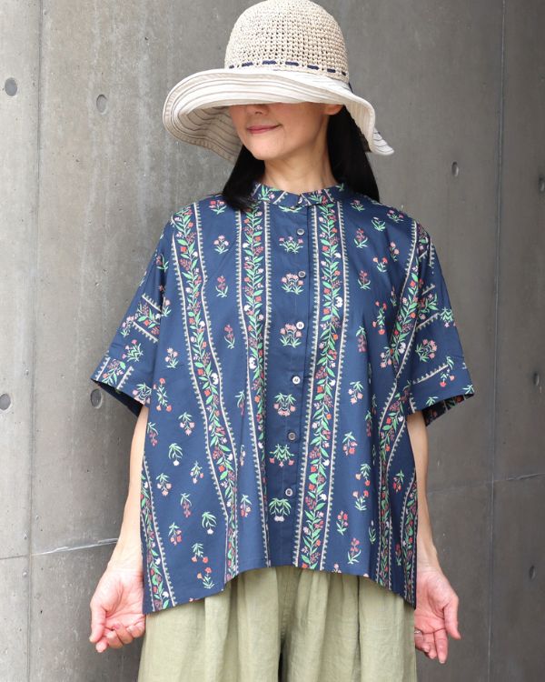 名古屋覚王山のセレクトショップ コッピアーナ。ボタニカルプリントちび衿ワイドシャツ ネイビーの上半身着用イメージ 小さめの衿と植物柄が映えるコーディネート。