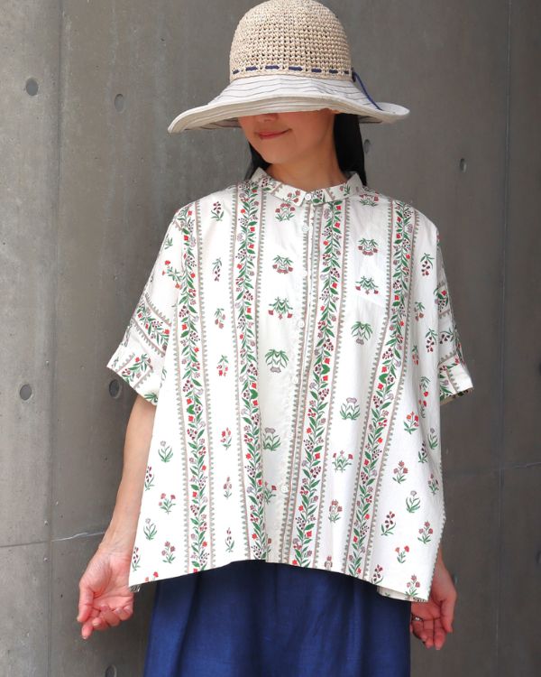 名古屋覚王山のセレクトショップ コッピアーナ。ボタニカルプリントちび衿ワイドシャツ ナチュラルカラーの上半身着用イメージ 大人ナチュラルコーデにおすすめの柄シャツ。