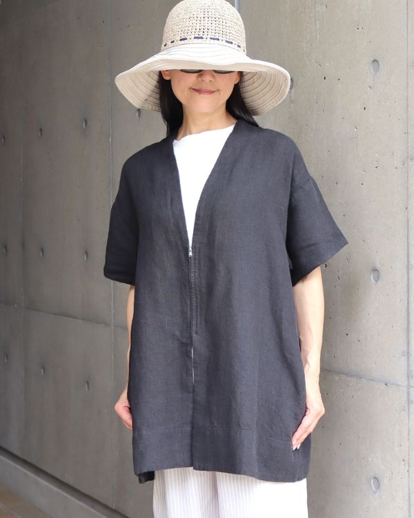 名古屋覚王山のセレクトショップ コッピアーナの9番手リネンファスナーあきショート羽織 ブラックカラーの上半身スタイル ファスナーデザインやリネン素材感が伝わる着用写真