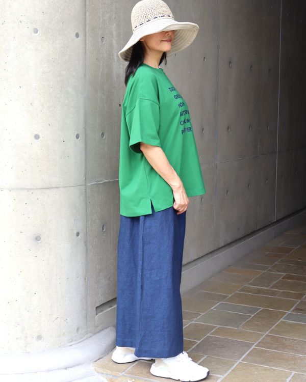 ベジタブルロゴTシャツ グリーンカラーの横向き着用イメージ シルエットやサイズ感が分かる写真 コッピアーナ